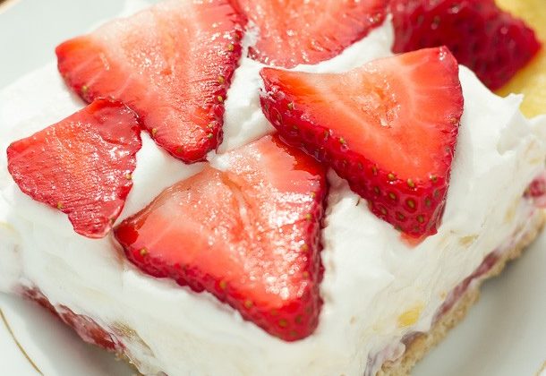 Light-Strawberry-Pineapple-No-Bake-Cheesecake-www.thereciperebel.com-9-of-12-610x915