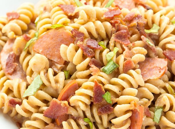 One-Pot-Pepperoni-Pizza-Mac-Cheese-with-Bacon-www.thereciperebel.com-2-of-7