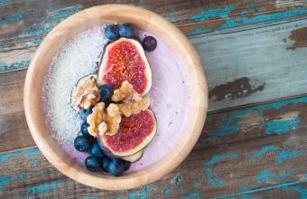 recipe_strawberry_smoothie_bowl_with_figs_walnuts_amp_coconut