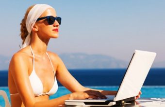 Woman-working-on-vacation