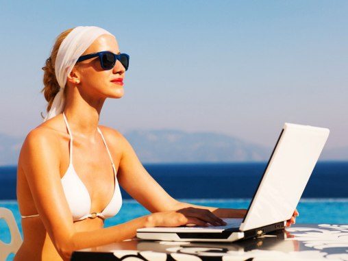 Woman-working-on-vacation