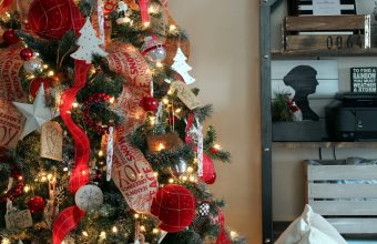 RED-AND-BURLAP-CHRISTMAS-TREE