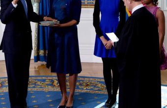 michelle-obama-holding-bible-for-2nd-swearing-in