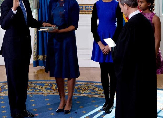 michelle-obama-holding-bible-for-2nd-swearing-in