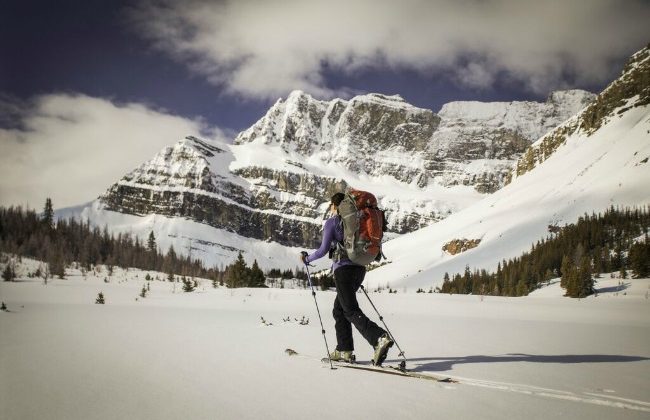 Cross-country-skiing-in-mountains