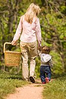 Mom_child_walking_with_picnic_basket