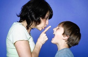 mom-disciplining-child