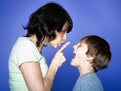 mom-disciplining-child