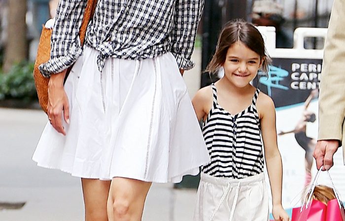 1340632415_katie-holmes-suri-cruise-zoom1