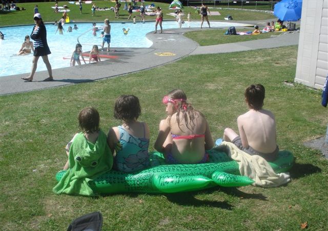 Snack-time-at-Maplegrove-pool