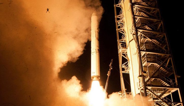 frog-photobomb-nasa-launch-1