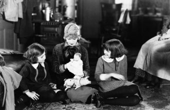 stock-mom-kids-playing-2