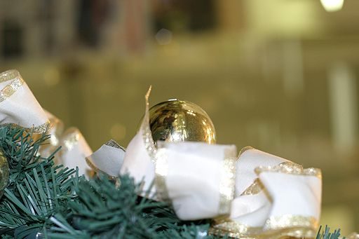 Golden_Christmas_bauble_with_white_ribbon
