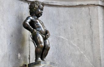 little-boy-statue-peeing