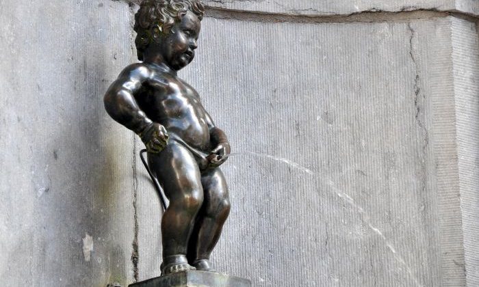 little-boy-statue-peeing
