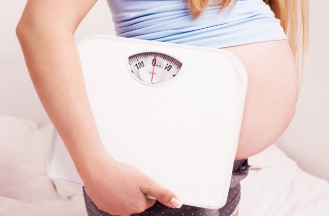 pregnant_woman_with_scale_0
