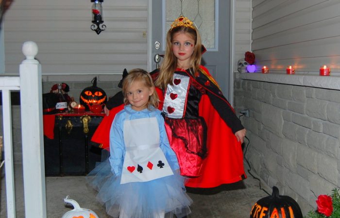 DIY-Alice-in-Wonderland-costume-and-Queen-of-Hearts-cape