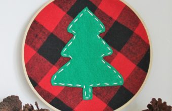 DIY-Tree-Holiday-Hoop-Using-A-Plaid-Shirt-682x1024