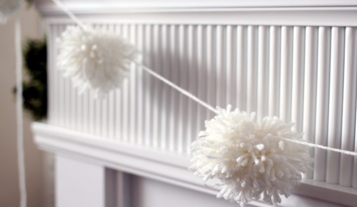 hang-pom-pom-garland