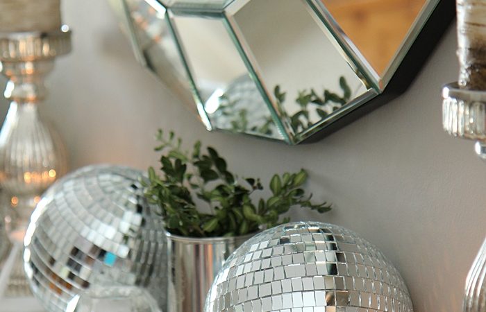 mantel-decor-boxwood-antler-ideas