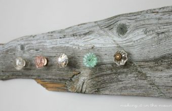 8-DIY-Barnwood-Jewelry-Hanger