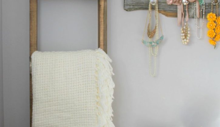 10-DIY-Blanket-Ladder-730x1434
