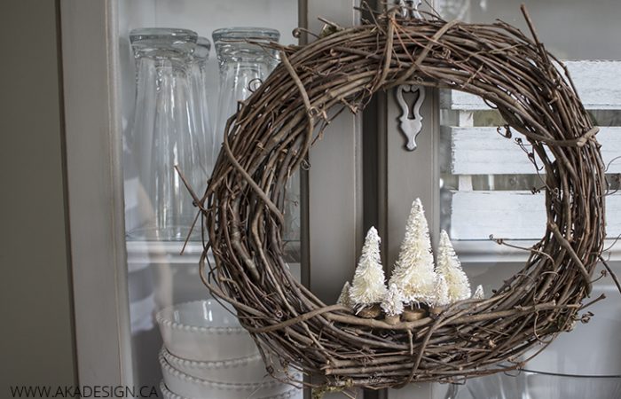 rustic-holiday-wreath-with-bottle-brush-trees