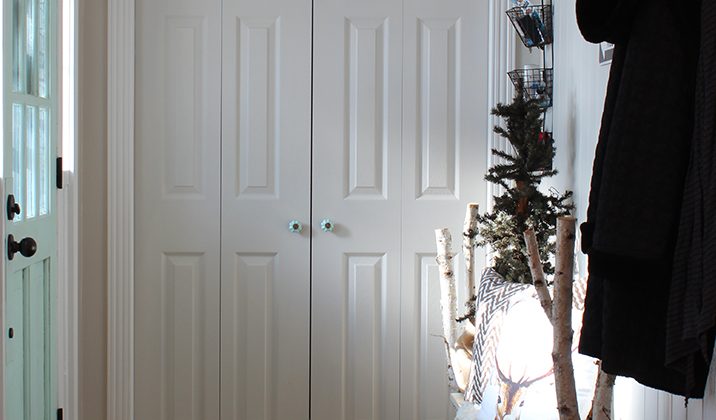 Entryway-with-Ugly-light