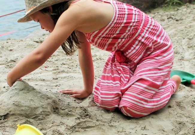 malone-playing-in-the-sand-651x735